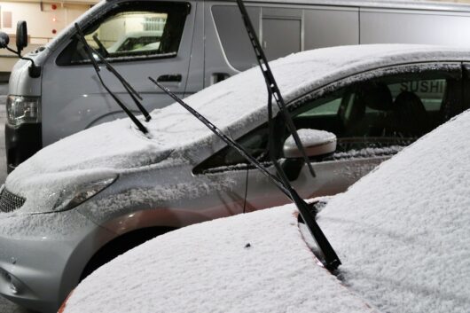 車のフロントガラスが凍る 溶かすスプレーや対処法 凍結防止などの対策について 振り返れば輝く愛車
