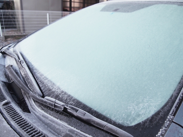 車のフロントガラスが凍る 溶かすスプレーや対処法 凍結防止などの対策について 振り返れば輝く愛車