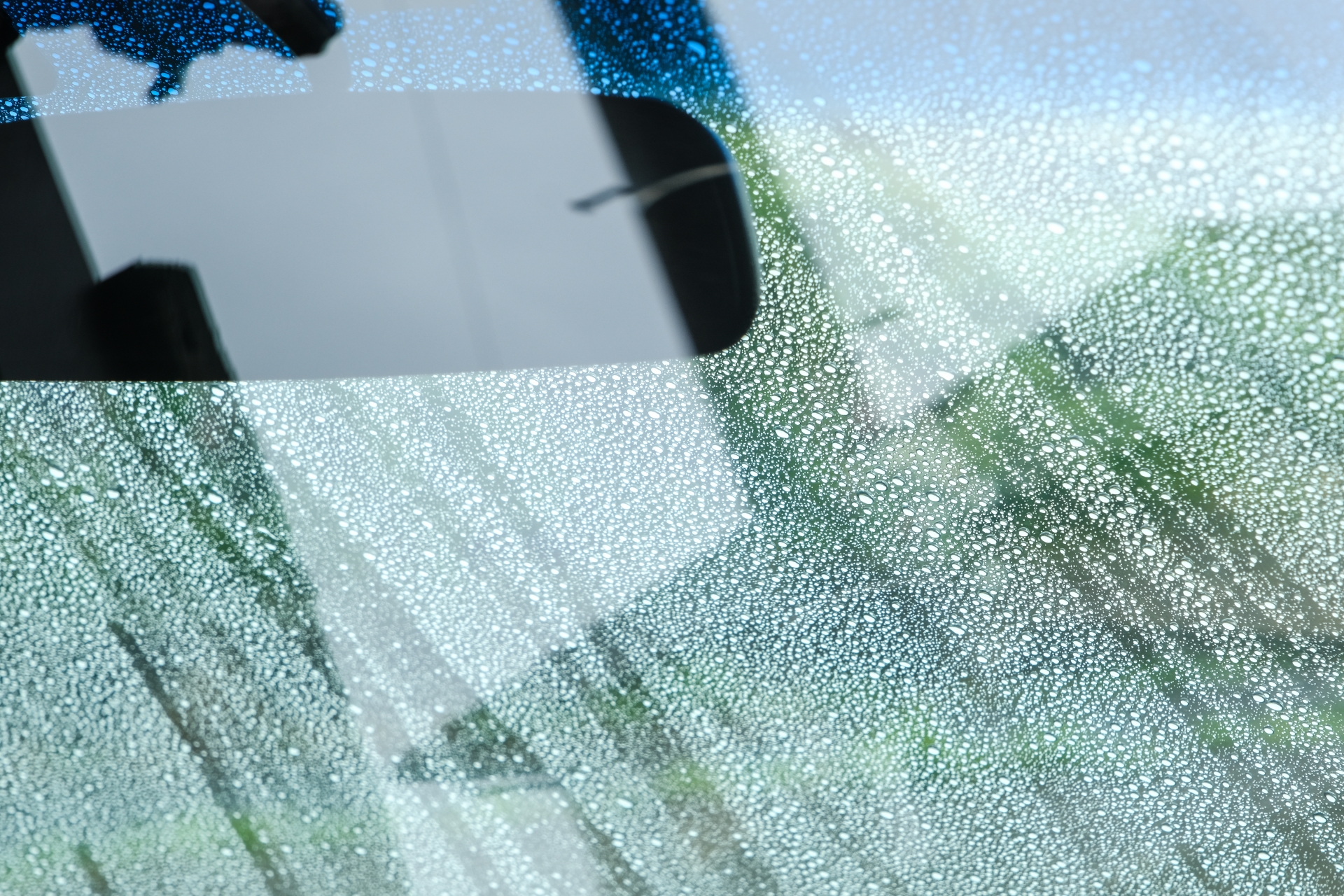 車のガラスの撥水コーティング 雨の日でも撥水加工できる撥水スプレーおすすめ５選 振り返れば輝く愛車